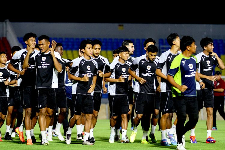 Pengamat sepak bola Indonesia, Anton Sanjoyo, mengusulkan agar timnas Indonesia meninggalkan sistem pemusatan latihan (Training Camp/TC) yang terkesan elitis.